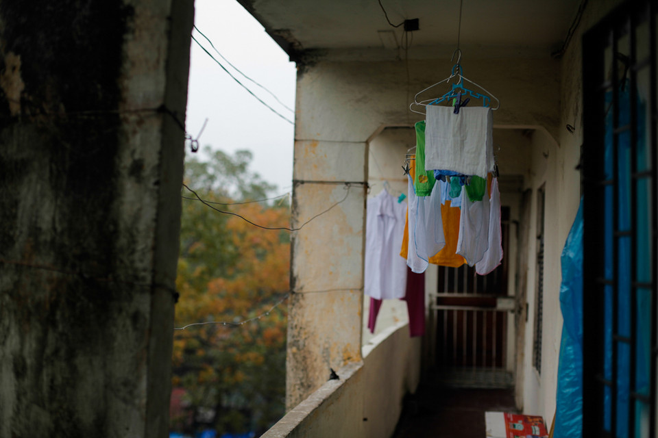 Quần áo gặp không khí ẩm rất lâu khô, thậm chí còn sinh ra mùi khó chịu. Một số gia đình đã phải mua máy sấy quần áo nhưng tình hình cũng không cải thiện được là bao. (Ảnh: Minh Sơn-Thành Nguyễn/Vietnam+)