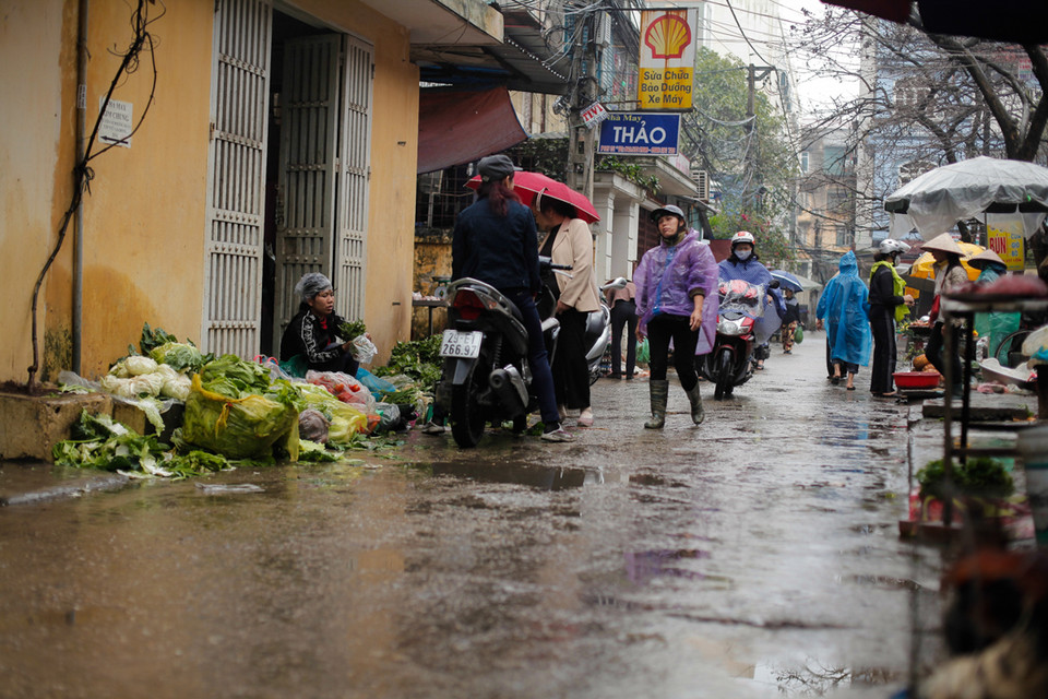 Từ đường đến ngõ nhỏ đều chung tình cảnh nhớp nháp, lầy lội. (Ảnh: Minh Sơn-Thành Nguyễn/Vietnam+)
