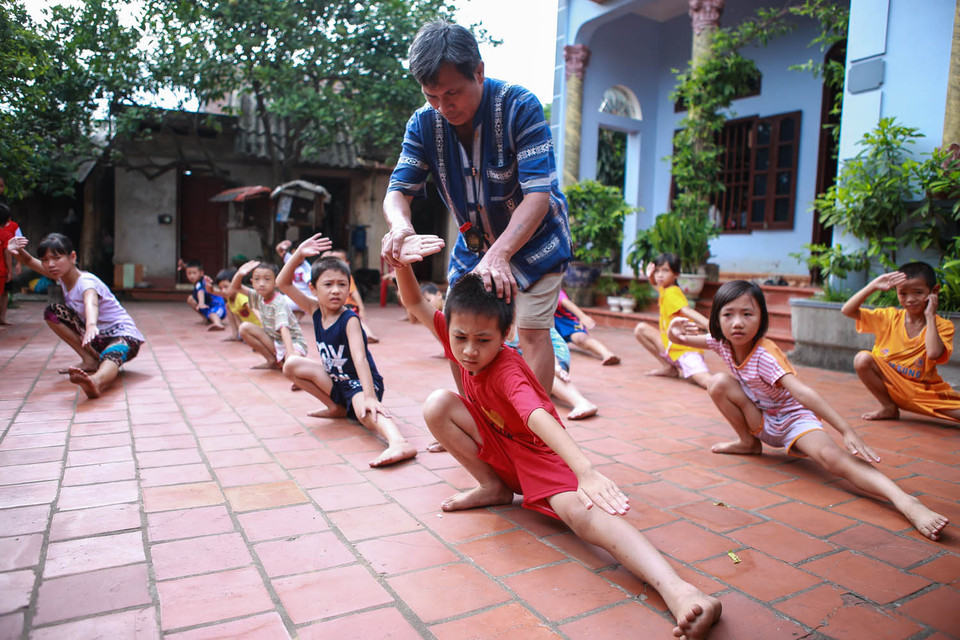 Năm 1995, ông thành lập Câu lạc bộ võ thuật Lam Sơn với tiêu chí ‘dạy võ để rèn đức’. Trải qua 20 năm, hàng ngàn võ sinh do chính ông dạy đã thành tài và em nhiều giải cao trong các kỳ thi võ thuật quốc gia. (Ảnh: Minh Sơn/Vietnam+)