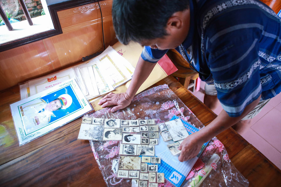 Tháng 4 năm 1978, ông theo đơn vị giúp dân Campuchia đánh đuổi Pol Pot. Đơn vị ông tiến sâu vào giúp dân ở khu Cần Đan, thuộc tỉnh Kampong Cham. Trong trận chiến đấu ác liệt đó, ông bị mảnh bom găm vào cột sống. (Ảnh: Minh Sơn/Vietnam+)