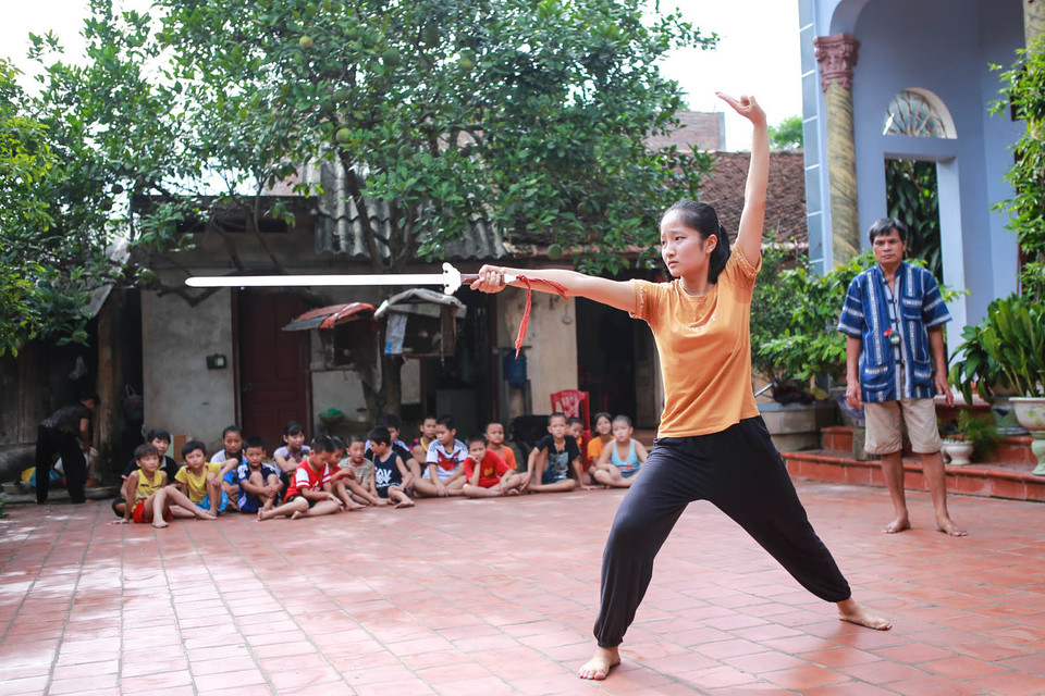 Lớp võ của ông được chia làm ba nhóm tuổi. Nhóm một từ 6 đến 11 tuổi, nhóm hai từ 11 đến 17 tuổi, nhóm ba từ 17 tuổi trở lên. Các võ sinh chủ yếu là người trong huyện, thậm chí các huyện kế bên nhiều em cũng tìm đến học. (Ảnh: Minh Sơn/Vietnam+)