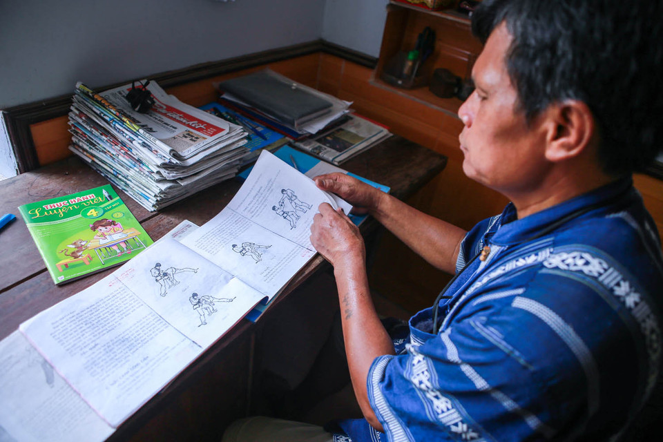 Những thế võ cổ truyền dân tộc cùng công phu cả đời luyện tập được ông đúc rút và truyền lại cho các thế hệ học trò. (Ảnh: Minh Sơn/Vietnam+)