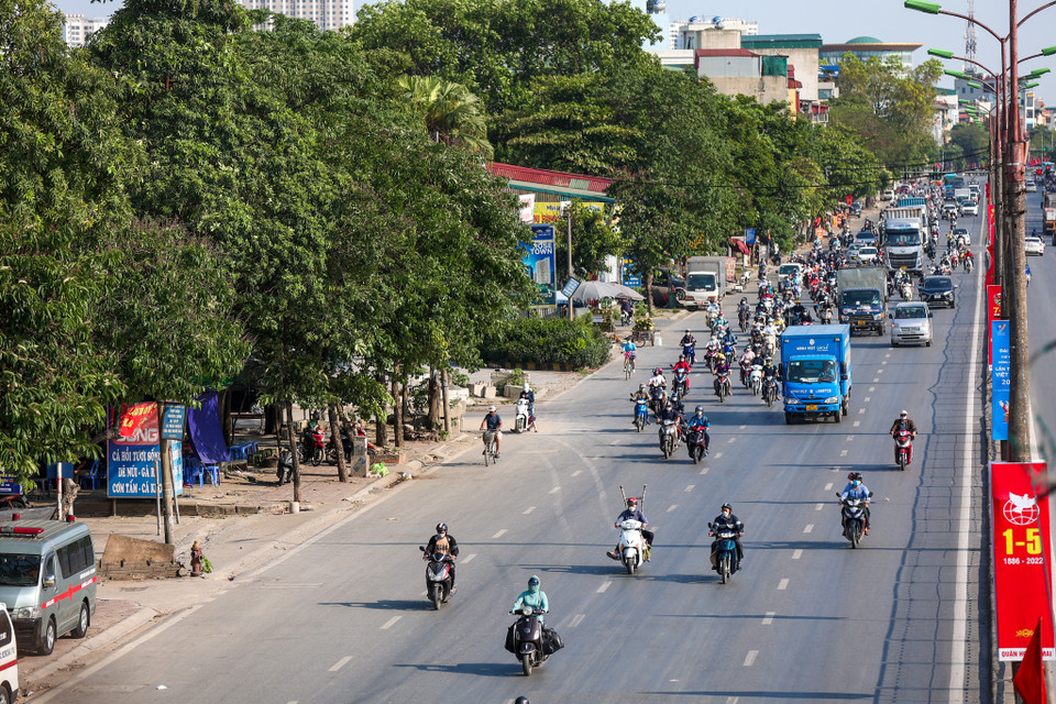 Tại nút giao Giải Phóng-Ngọc Hồi (quận Hoàng Mai), từ 15 giờ 30 chiều ghi nhận các phương tiện đổ dồn về mỗi lúc một đông. (Ảnh: PV/Vietnam+)