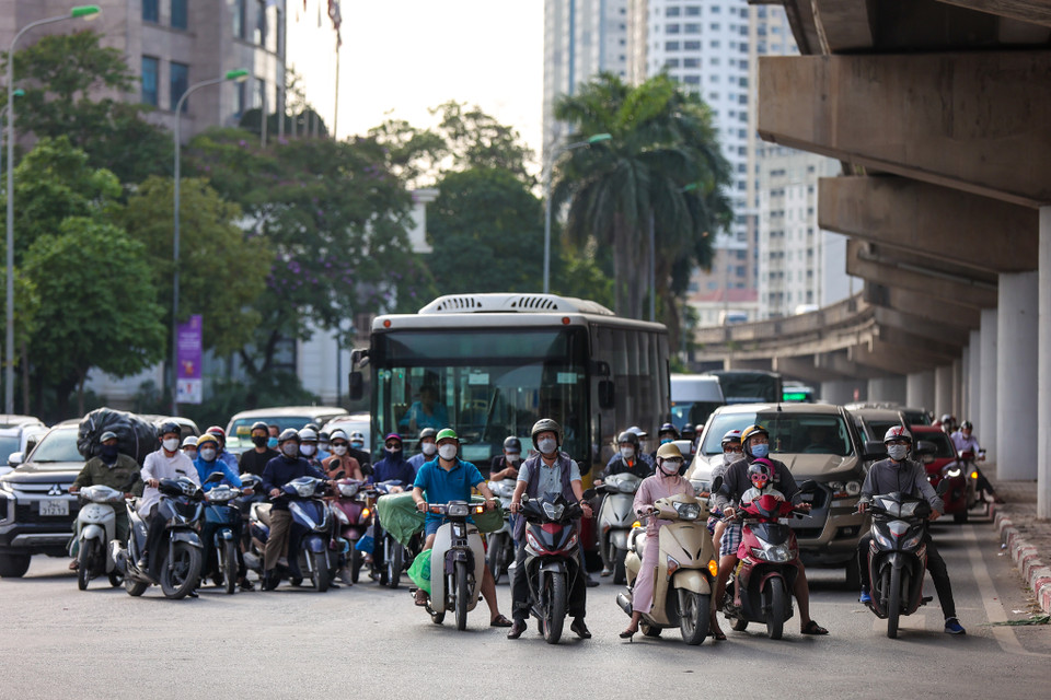 Khu vực đường vành đai ba thời điểm 17 giờ chiều cũng bắt đầu ghi nhận lưu lượng phương tiện tăng cao. (Ảnh: PV/Vietnam+)