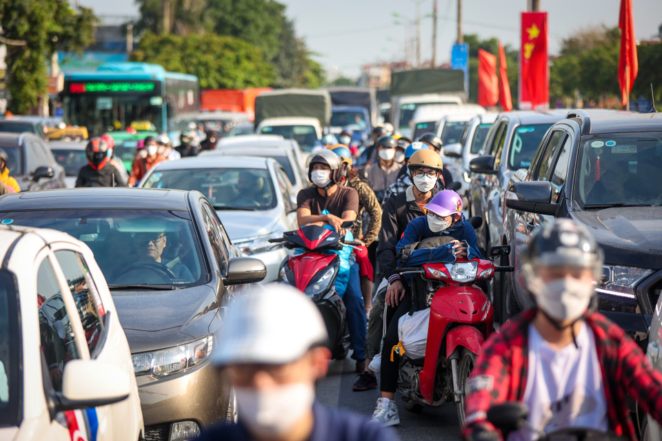 Dịp nghỉ lễ 30/4-1/5 kéo dài bốn ngày, đợt đầu kỳ nghỉ đã ghi nhận tình trạng tắc đường nghiêm trọng ở hầu hết cửa ngõ thành phố Hà Nội. Cơ quan chức năng đánh giá đây là đợt ghi nhận lượng phương tiện lớn nhất từ sau khi có COVID-19. (Ảnh: PV/Vietnam+)