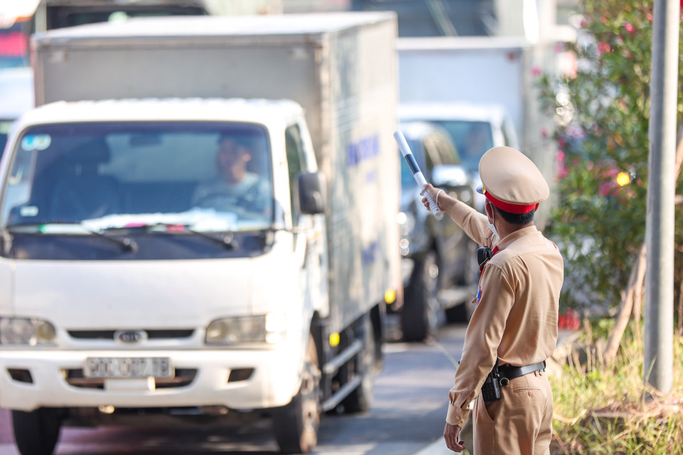 Các cán bộ chiến sĩ công an giao thông tiến hành điều hướng xe để tránh ùn tắc. (Ảnh: PV/Vietnam+)
