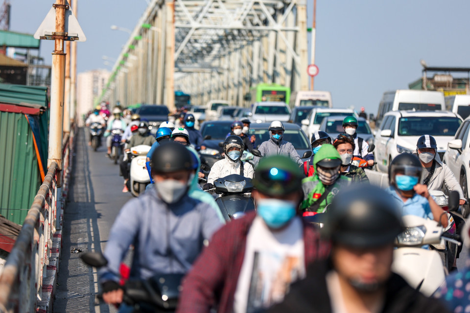 Thời điểm 15 giờ tại khu vực cầu Chương Dương, các phương tiện đã trở nên đông đúc hơn thường lệ. (Ảnh: PV/Vietnam+)