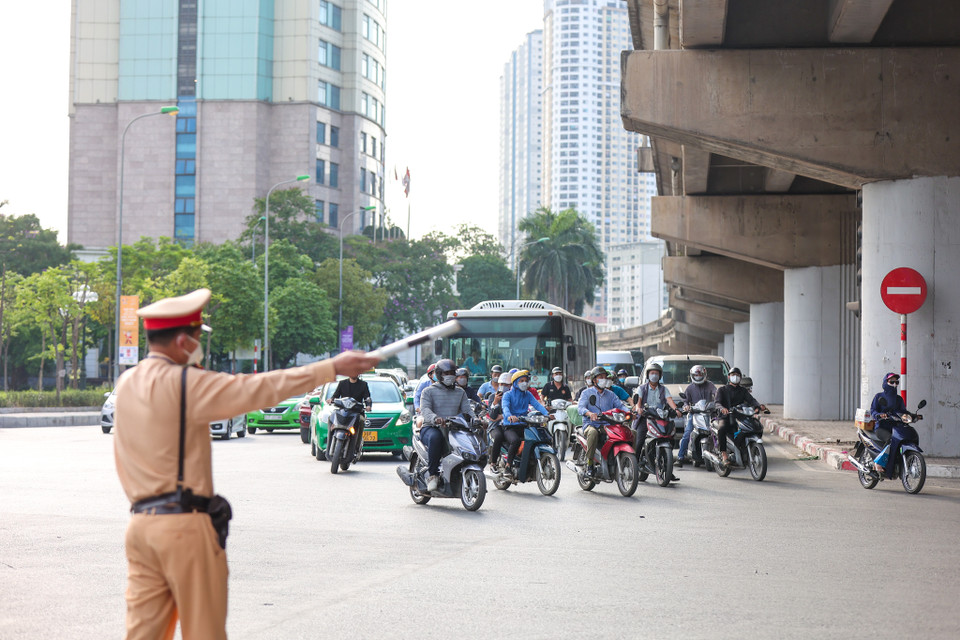 Hầu hết các ngã tư, điểm thường xuyên xảy ra ùn tắc đều có lực lượng chức năng phân luồng. (Ảnh: PV/Vietnam+)