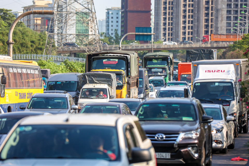 Lượng phương tiện đổ về cao tốc Pháp Vân-Cầu Giẽ hướng về trung tâm Hà Nội tăng cao. (Ảnh: PV/Vietnam+)