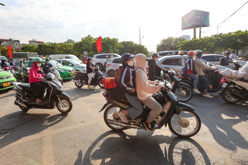 Càng về gần trung tâm Thủ đô, dòng xe càng đông đúc. (Ảnh: PV/Vietnam+)