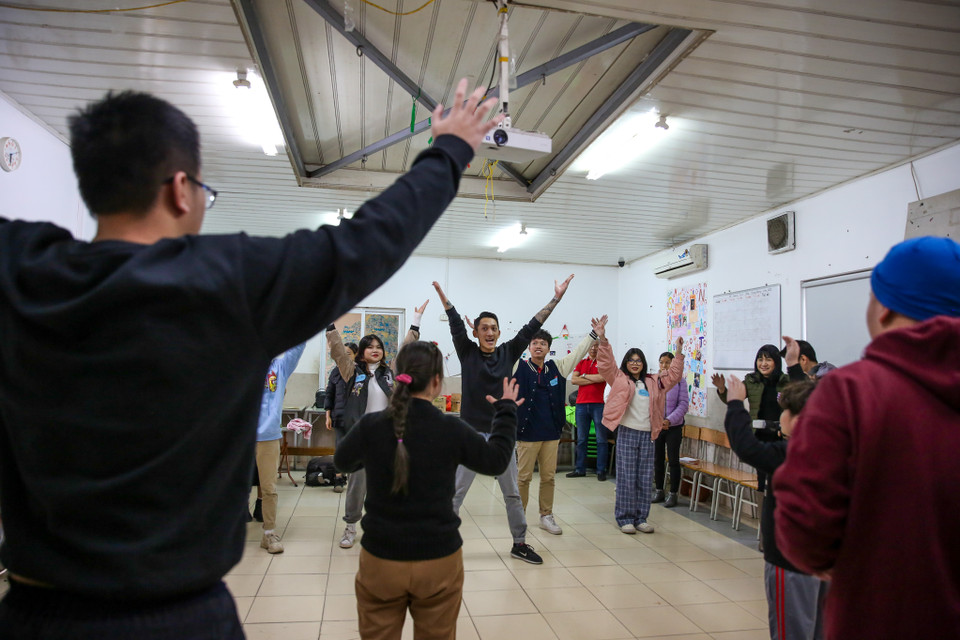 Buổi học nhảy đặc biệt bắt đầu diễn ra với màn làm quen, chào hỏi giữa các bạn học sinh thuộc dự án L’ âme và học viên Trung tâm Hand in Hand. (Ảnh: Minh Sơn/Vietnam+)