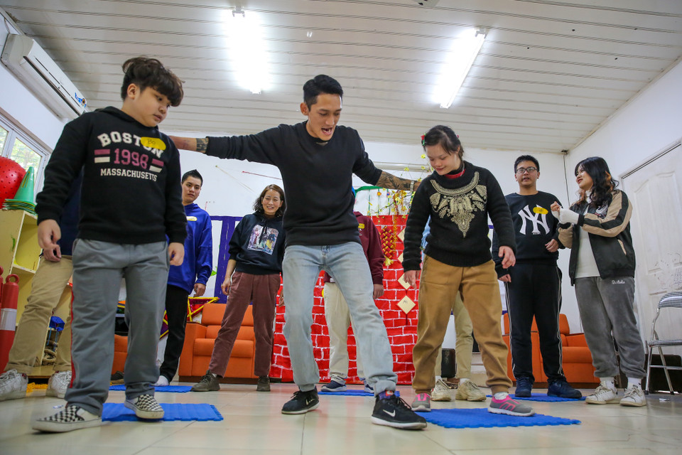 Cô Hoa cũng chia sẻ thêm: ‘Thường thì các bạn tự kỷ phải mất rất nhiều thời gian để làm quen, nhưng hôm nay các em đều rất tích cực, chủ động học và giao lưu với các bạn học sinh khiến tôi cảm thấy rất bất ngờ.’ (Ảnh: Minh Sơn/Vietnam+)