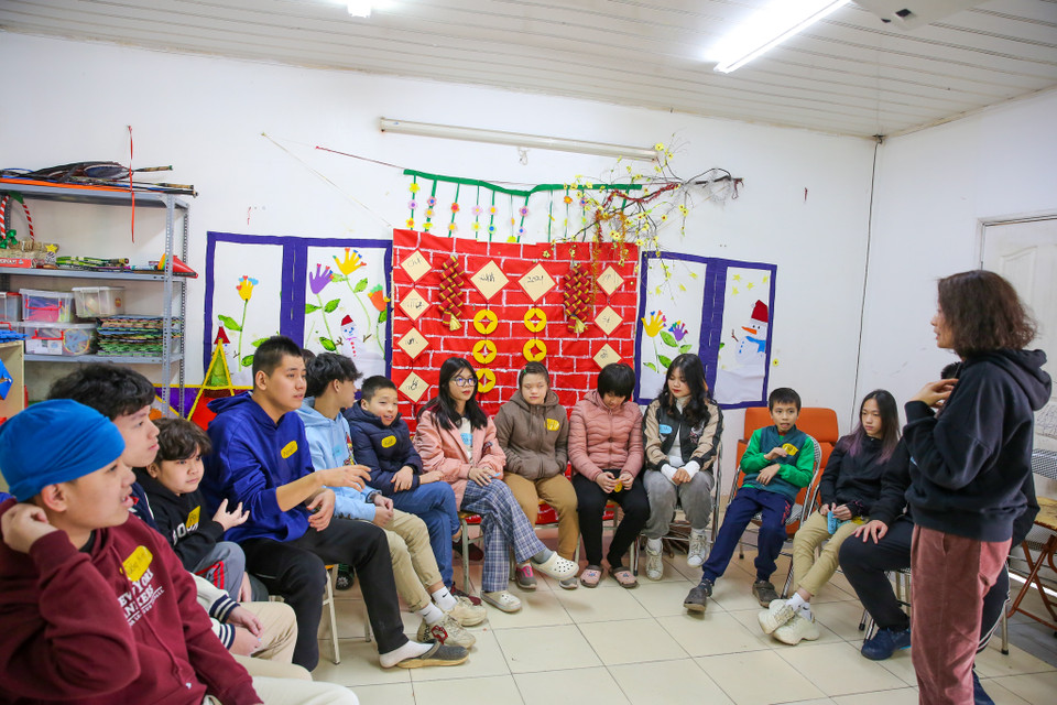Ngày 12/1, tại Trung tâm Hỗ trợ hoà nhập Hand in Hand (trực thuộc Hội Khuyến học Việt Nam) đã diễn ra lớp học nhảy đặc biệt dành cho trẻ tự kỷ. (Ảnh: Minh Sơn/Vietnam+)