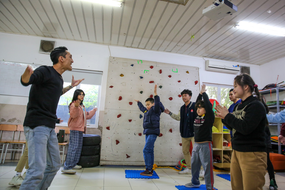 Khi đã dần quen, các bạn học viên tỏ ra phấn khởi, tích cực làm theo lời hướng dẫn của thầy giáo. (Ảnh: Minh Sơn/Vietnam+)