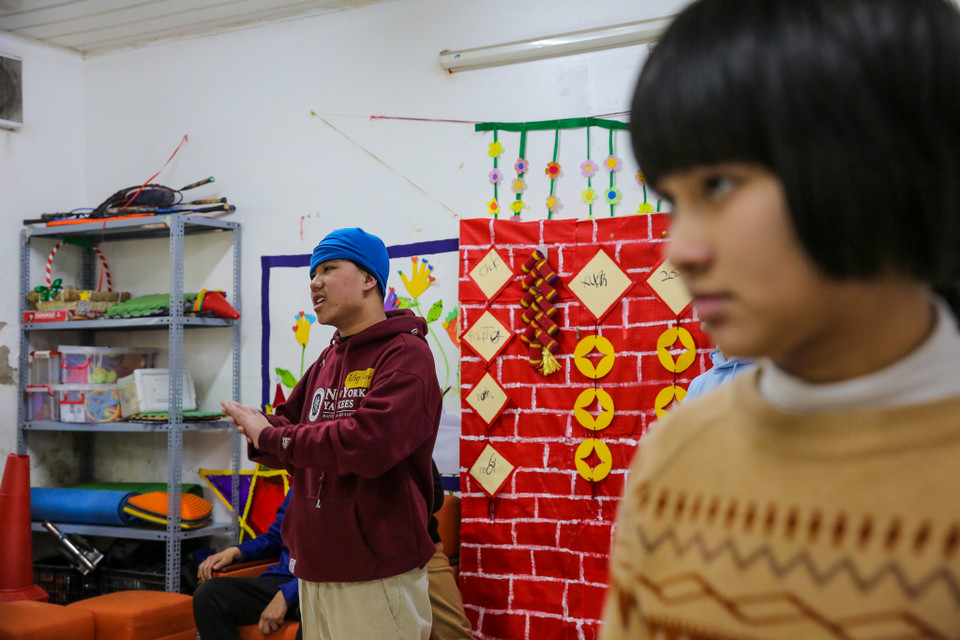 Cô Nguyễn Quỳnh Hoa – Phó Giám Đốc Trung tâm cho biết Hand in Hand hiện có 6 giáo viên và 15 học viên đều là trẻ tự kỷ. Đối với giáo viên và học viên Hand in Hand, lớp học nhảy này thực sự là một điều đặc biệt mà mọi người đã mong đợi từ lâu. (Ảnh: Minh Sơn/Vietnam+)