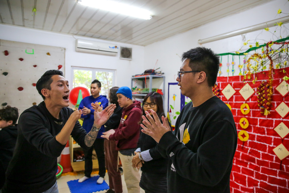 Lớp học nhảy chỉ diễn ra trong khoảng 1 tiếng nên anh Quang và các bạn học sinh trường Marie Curie rất tích cực chỉ dẫn cho những bạn học viên Trung tâm Hand in Hand. (Ảnh: Minh Sơn/Vietnam+)