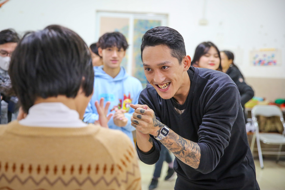 ‘Khi tiếp xúc và dạy nhảy cho các bạn, mình thấy các bạn tiếp thu cũng khá tốt, có bạn rất hào hứng với vũ đạo’ – anh Vũ Quang chia sẻ. (Ảnh: Minh Sơn/Vietnam+)