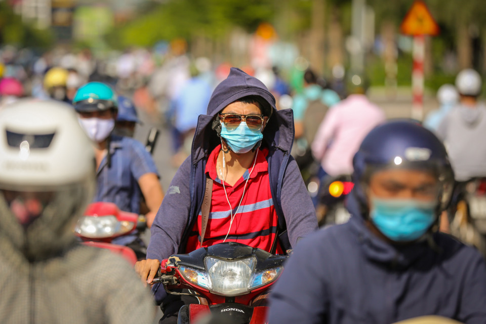 Đầu tuần các tuyến phố trở nên ùn tắc hơn ngày thường, các phương tiện di chuyển chậm cũng khiến nhiều người mệt nhoài, kiệt sức. (Ảnh: Minh Sơn/Vietnam+)
