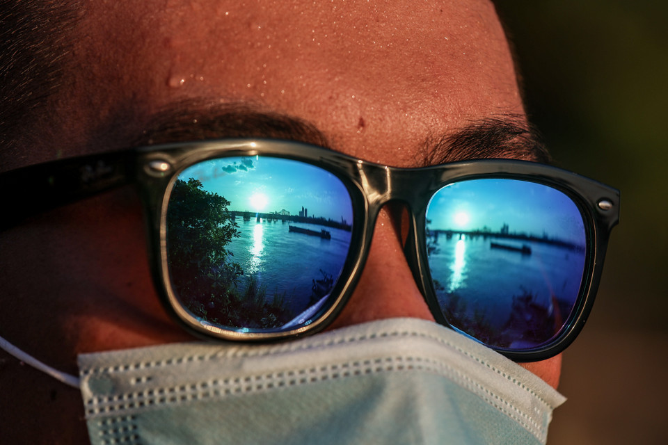 Người dân phải quấn kín mít khi ra đường để chống nắng. (Ảnh: Minh Sơn/Vietnam+)