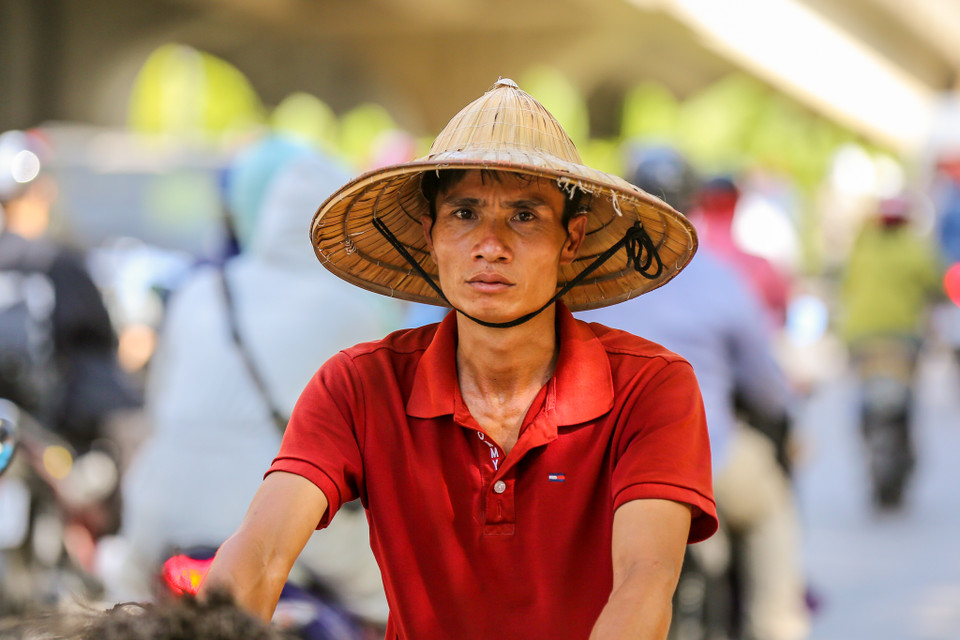 Đợt nắng nóng trên dưới ngưỡng 40 độ C từ đầu tuần khiến sinh hoạt của người dân Thủ đô đảo lộn. (Ảnh: Minh Sơn/Vietnam+)