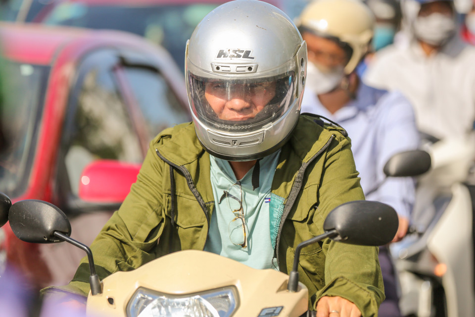 Nắng nóng từ đầu mùa Hè kéo dài cho đến nay đã khiến nhiều người di chuyển ngoài đường tỏ ra mệt mỏi. (Ảnh: Minh Sơn/Vietnam+)