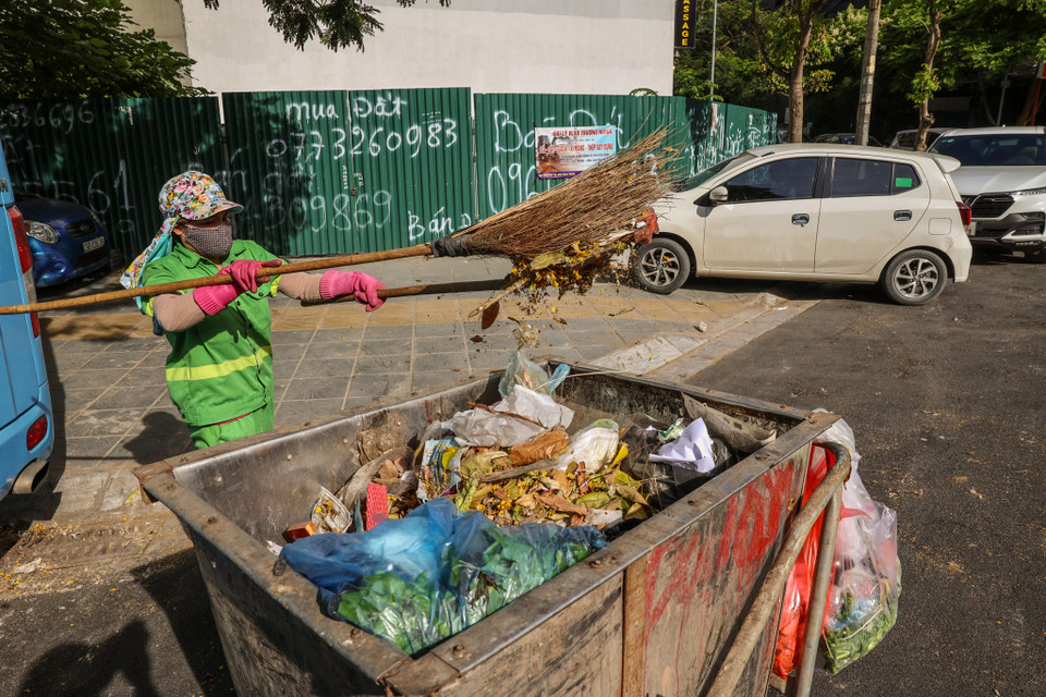 Tuy nhiệt độ dự báo khoảng 40 độ nhưng thực tế nhiệt độ ngoài trời cao hơn rất nhiều. (Ảnh: Minh Sơn/Vietnam+)