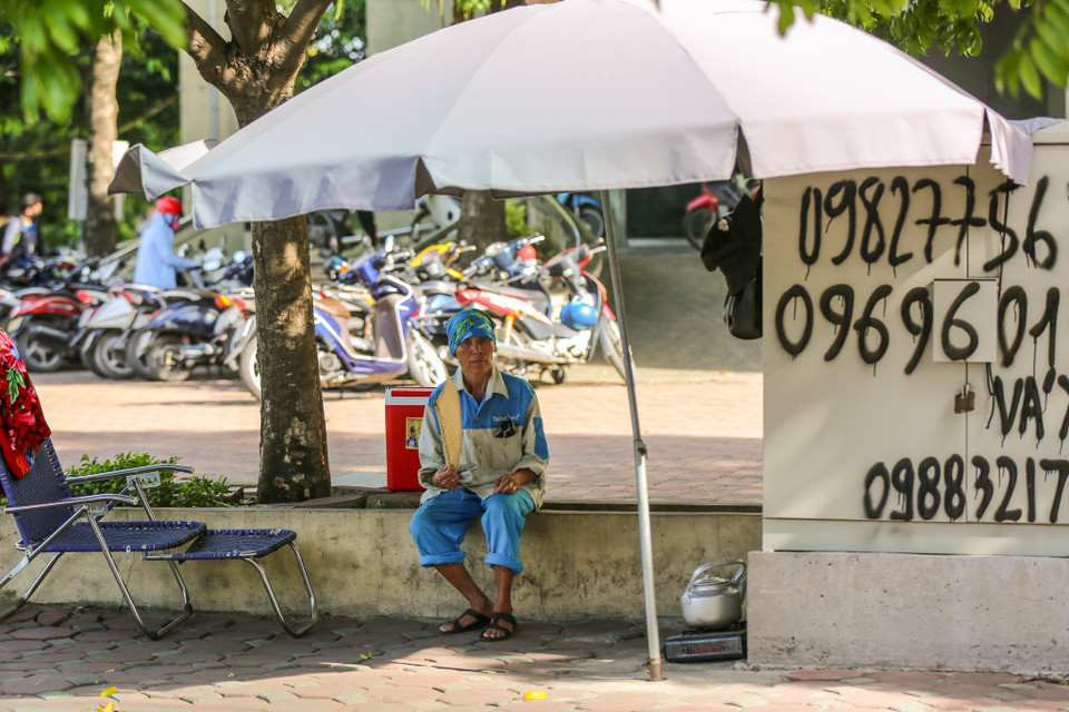 Nhiều người phải tìm bóng mát để trú sau thời gian dài phơi nắng. (Ảnh: Minh Sơn/Vietnam+)