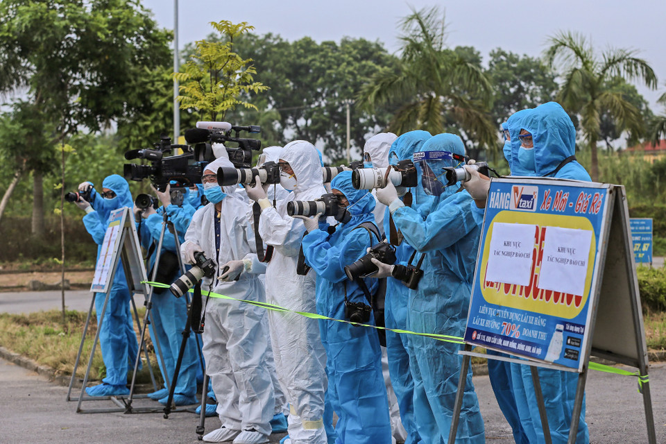 Nghề báo là một trong số ít nghề nghiệp không bị ngưng trệ vì dịch COVID-19. Thậm chí, các phóng viên phải làm việc với cường độ công việc cao hơn so với bình thường. (Ảnh: Việt Linh)