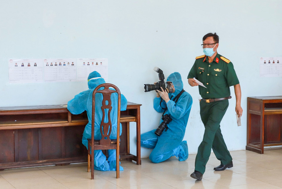 Mỗi một bức ảnh được gửi về toà soạn, bạn đọc trong nước và quốc tế sẽ được tận mắt chứng kiến một Việt Nam kiên cường đến mức nào trong công tác phòng chống dịch COVID-19. (Ảnh: Mạnh Quân)