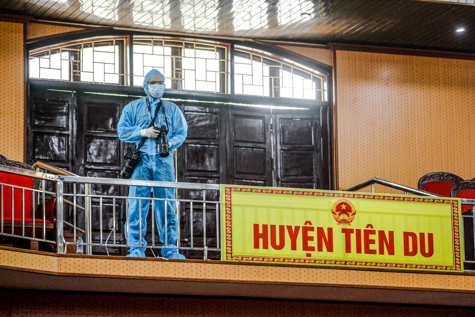 Qua những đợt bùng phát dịch COVID-19 vừa qua, báo chí là lực lượng nòng cốt thông tin về tình hình dịch bệnh đầy đủ, minh bạch. Trong ảnh là phóng viên Mạnh Quân - Báo điện tử Dân trí tác nghiệp tại tỉnh Bắc Ninh. (Ảnh: Mạnh Quân)