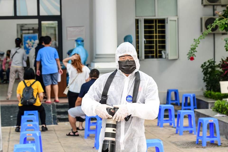 Những phóng viên ảnh luôn trong tâm thế sẵn sàng 'chiến đấu,' thậm chí có thời điểm tác nghiệp xuyên đêm để ghi hình. (Ảnh: Nam Nguyễn)