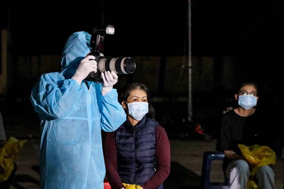 Phóng viên ảnh của các tờ báo đã không quản ngại khó khăn, đi vào 'điểm nóng' để tìm hiểu, phản ánh khách quan, đa dạng các thông tin về dịch. (Trong ảnh, Lưu Trọng Đạt - phóng viên Cơ quan thường trú TTXVN tại Hòa Bình tác nghiệp tại nơi đón đoàn công dân về cách ly. Ảnh: Thanh Hải/TTXVN)