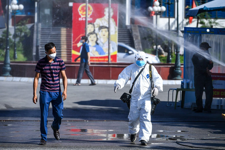 Ở đâu có hoạt động chống dịch, ở đó có mặt phóng viên ảnh, kể cả những nơi có độ rủi ro cao. (Ảnh: Giang Huy)