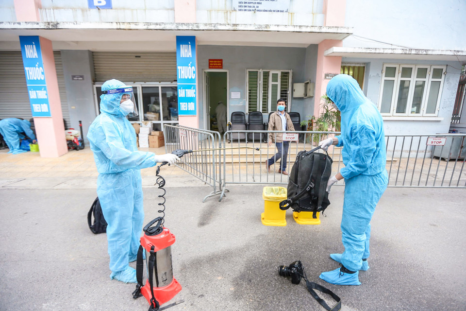 Để truyền tải thông tin về dịch bệnh đến bạn đọc một cách chân thực, nhanh chóng thì thì họ lao vào 'tâm bão,' góp phần quan trọng cho dòng tin luôn chảy mãi. (Ảnh: Nam Nguyễn)