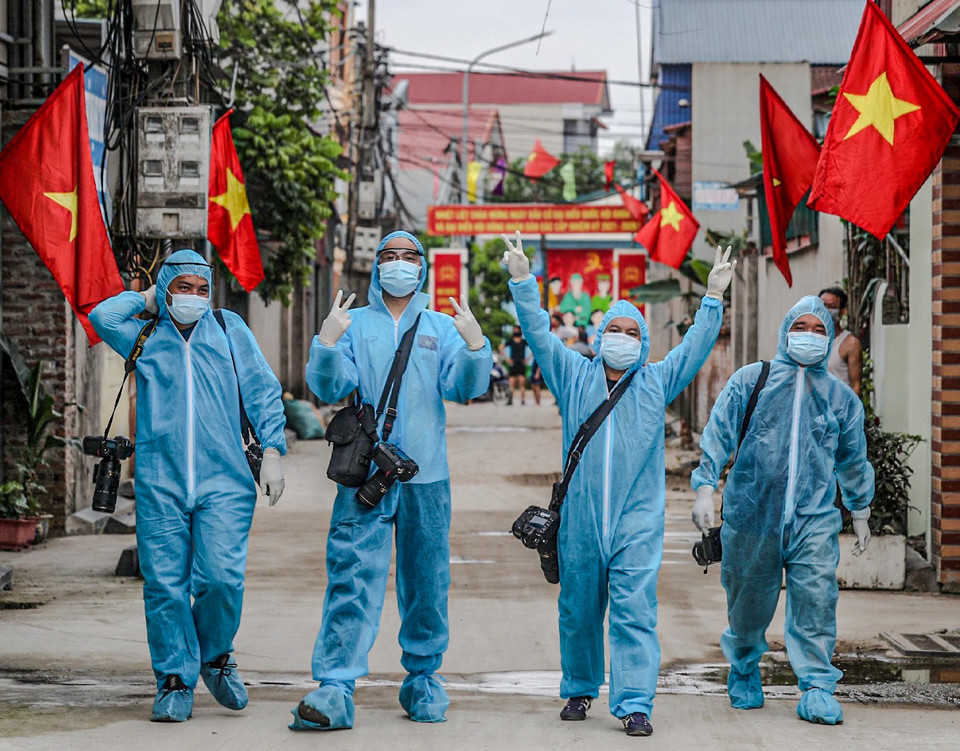 Các phóng viên ảnh tuy không muốn nói nhiều về mình, thậm chí những bức ảnh chụp về họ rất hiếm thấy, nhưng trải nghiệm trong cuộc chiến chống COVID-19 sẽ là những kỷ niệm khó quên trong cuộc đời làm báo của họ. (Ảnh: Mạnh Quân)