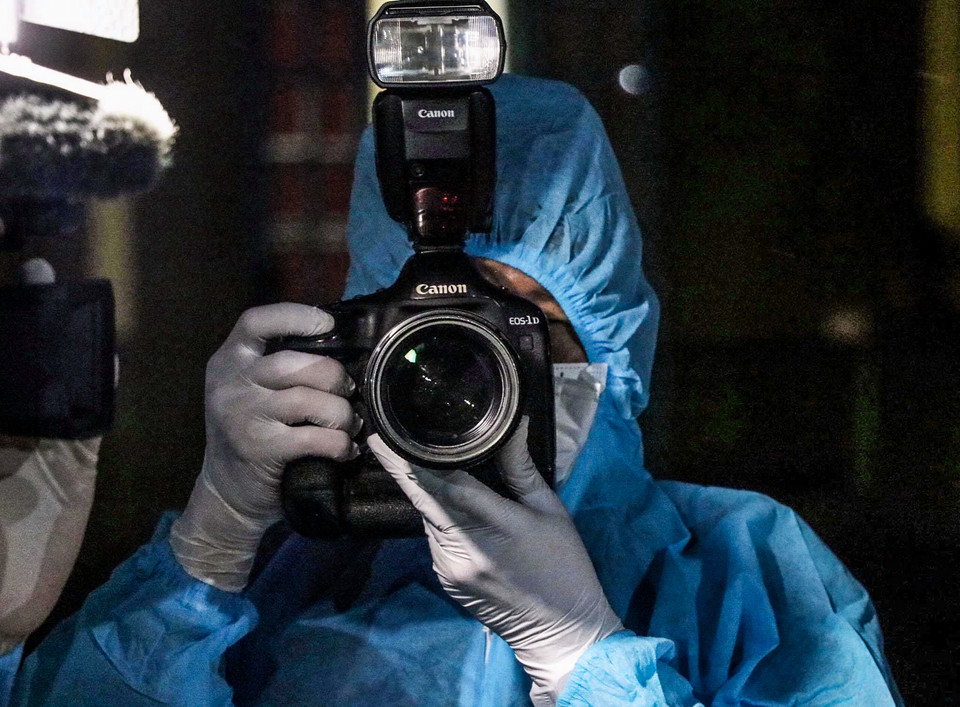 Trong đợt dịch COVID-19 bùng phát tại Việt Nam, giới phóng viên đặc biệt là phóng viên ảnh là lực lượng dễ gặp nguy hiểm nhất. Ít ai biết rằng, để có được những hình ảnh, thông tin chân thực về dịch, phóng viên ảnh đã phải lặn lội, xông pha trên khắp mọi nẻo đường. Trong ảnh, Trọng Đạt (phóng viên Cơ quan thường trú TTXVN tại Hòa Bình) đang tác nghiệp tại khu cách ly. (Ảnh: Thanh Hải/TTXVN)