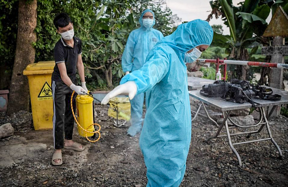 Biết là nguy hiểm, bản thân có thể bị lây nhiễm, nhưng trách nhiệm với nghề nghiệp đã thôi thúc các phóng viên tiếp tục công việc. (Ảnh: Giang Huy)