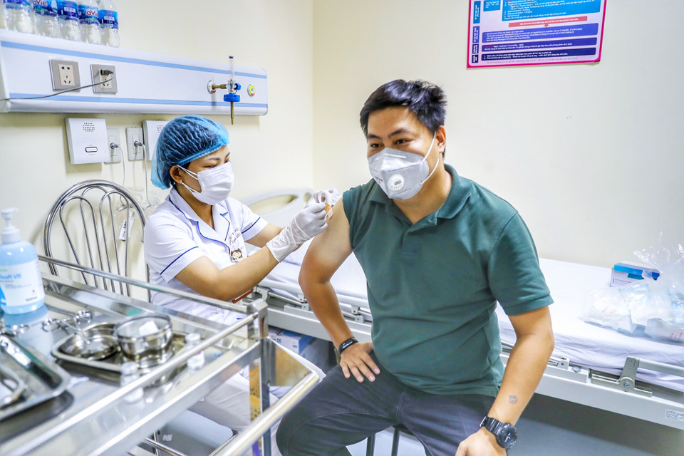 Phóng viên ảnh Nguyễn Giang Nam, Báo điện tử Tổ Quốc tiêm chủng ngừa COVID-19 trước khi tiếp tục tác nghiệp tại những điểm nóng về dịch ở Việt Nam. (Ảnh: Nam Nguyễn)