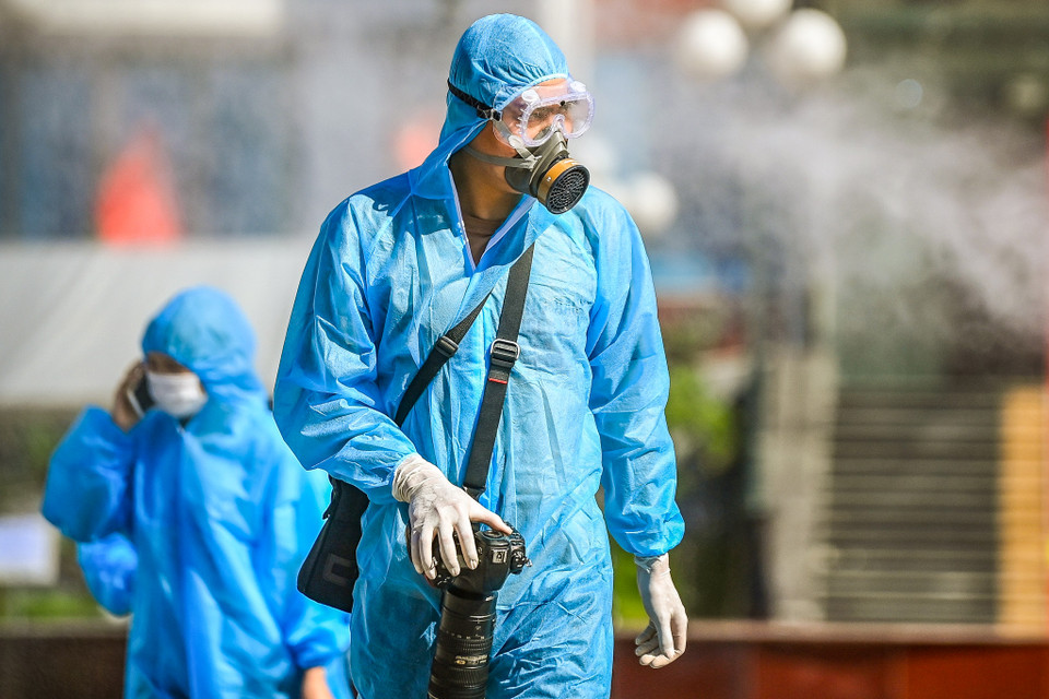 Phóng viên Nông Việt Linh đến từ Tạp chí điện tử Tri thức trực tuyến Zing đã trải qua rất nhiều sự kiện về phòng chống dịch COVID-19 từ giải cứu công dân Việt Nam từ nước ngoài về hay lao vào những 'điểm nóng' về dịch để ghi hình. (Ảnh: Việt Linh)