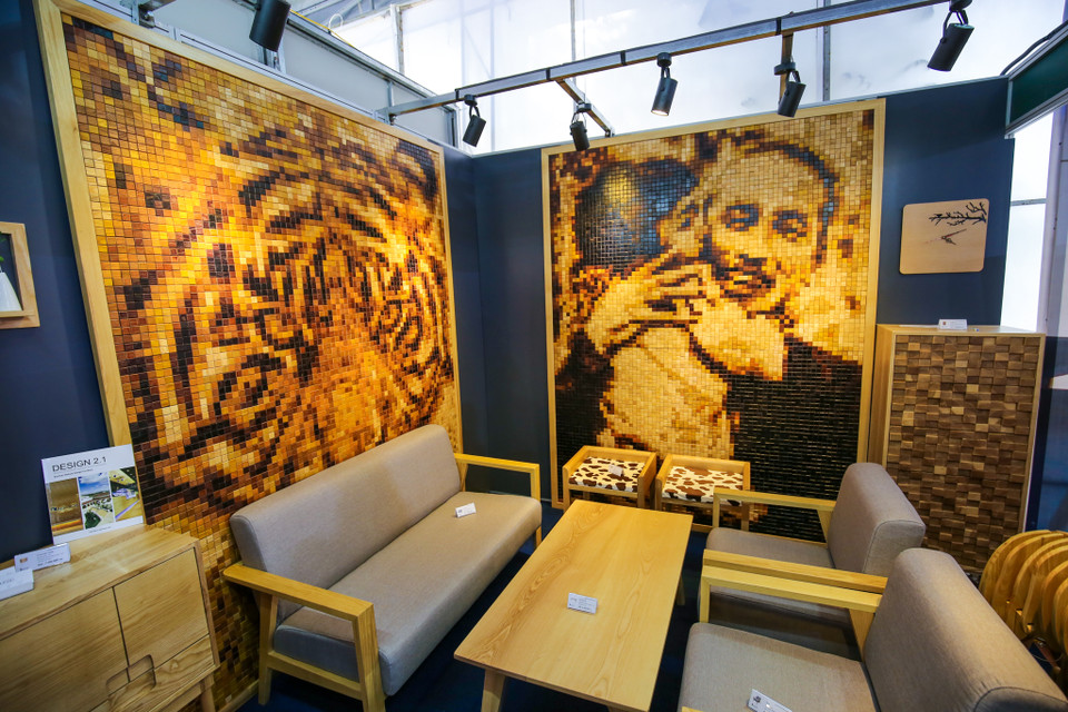 Hình ảnh Bác Hồ hiện lên sống động trong bức tranh được ghép từ hàng ngàn mảnh gỗ. 