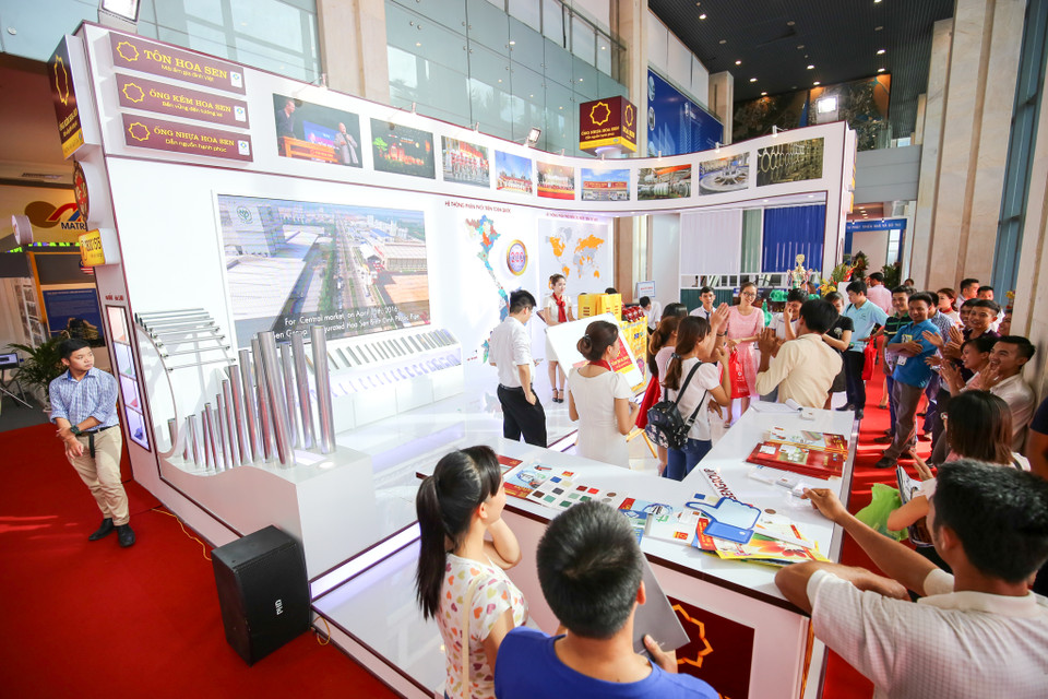 Một gian hàng của tập đoàn Hoa Sen thu hút rất đông du khách đến thăm quan. 