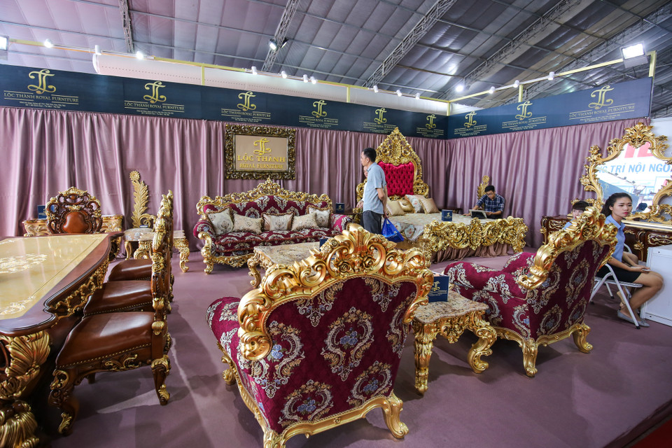 Một gian hàng đồ nội thất khiến người xem choáng ngợp. 