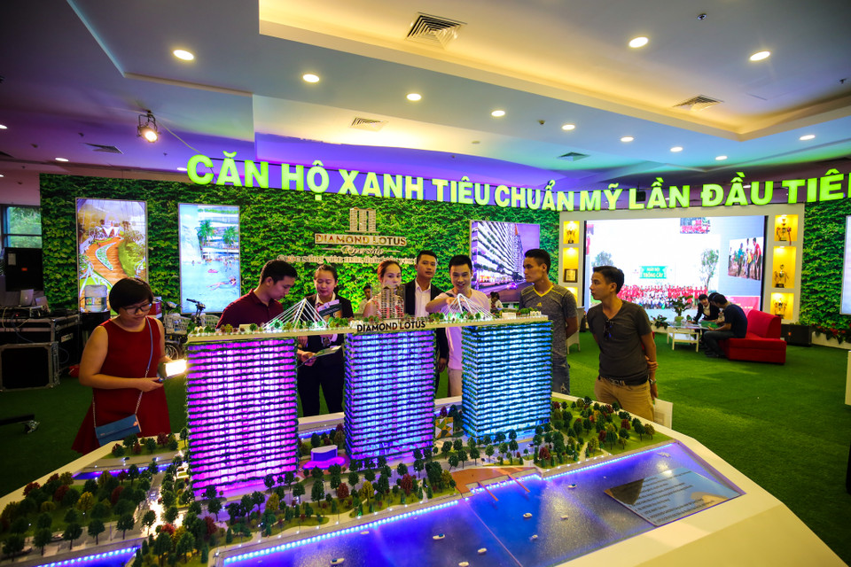 VNREA EXPO Hà Nội 2016 thu hút sự tham gia của gần 1.000 gian hàng với sản phẩm mới, công nghệ tiên tiến của gần 360 doanh nghiệp; trong đó có 186 doanh nghiệp trong nước, 94 liên doanh và 80 doanh nghiệp và các tập đoàn nước ngoài.