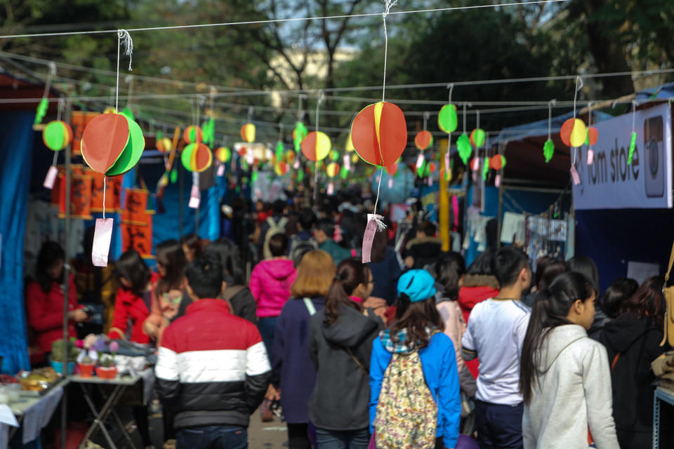 Những mảnh giấy trang trí lung linh ghi những điều ước của các bạn sinh viên. (Ảnh: Minh Sơn/Vietnam+)