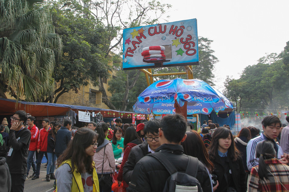 Đến với hội chợ, khách tham quan có thể tìm thấy tất tần tật những đồ mình muốn, từ đồ handmade, mỹ phẩm, quần áo… (Ảnh: Minh Sơn/Vietnam+)