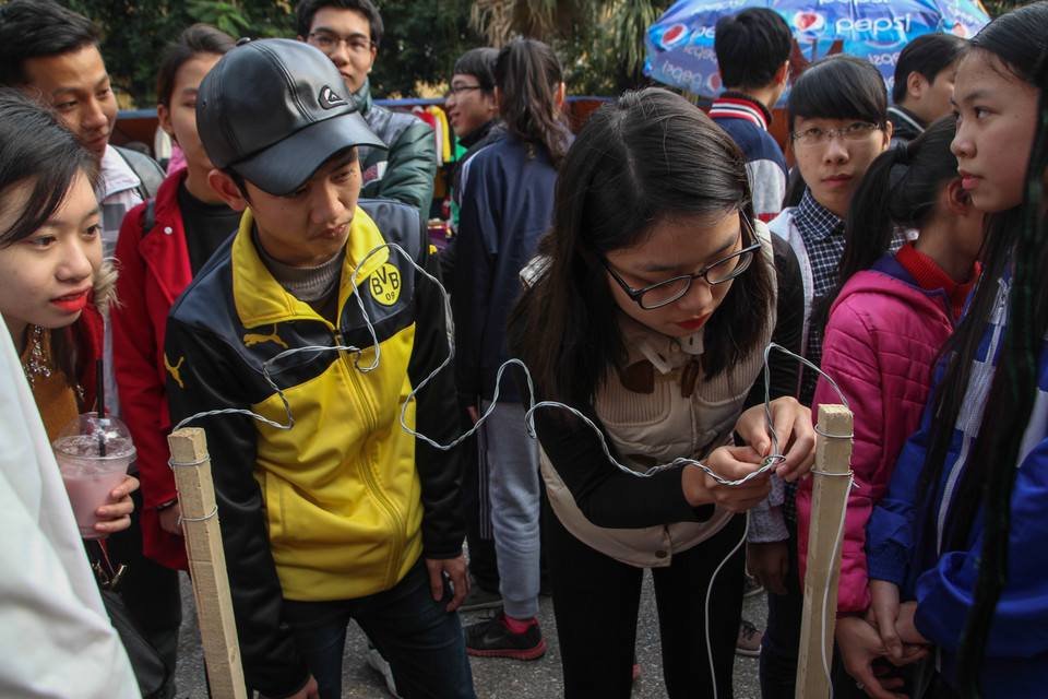 Những trò chơi độc đáo đòi hỏi sự nhẫn nại và tỉ mỉ. (Ảnh: Minh Sơn/Vietnam+)