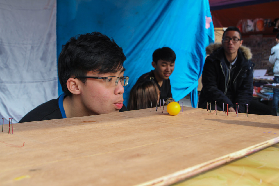 Song song với đó là những trò chơi độc đáo thử thách những bạn kiên trì, khéo léo. (Ảnh: Minh Sơn/Vietnam+)