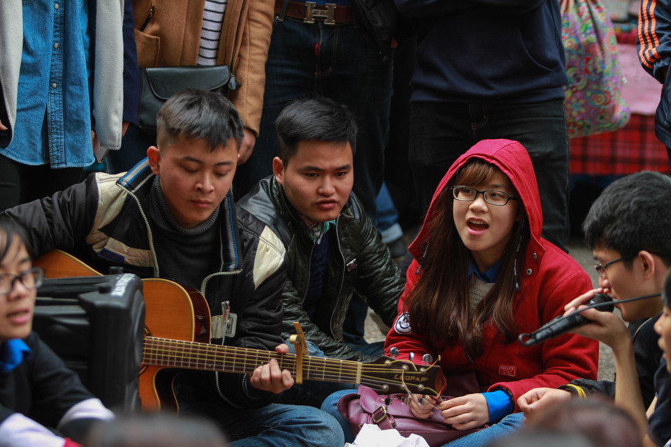 Một trong những điểm nhấn của chương trình là ‘Du ca Carnaval Aloha’ do chính các bạn sinh viên trình diễn thu hút rất nhiều khán giả. (Ảnh: Minh Sơn/Vietnam+)