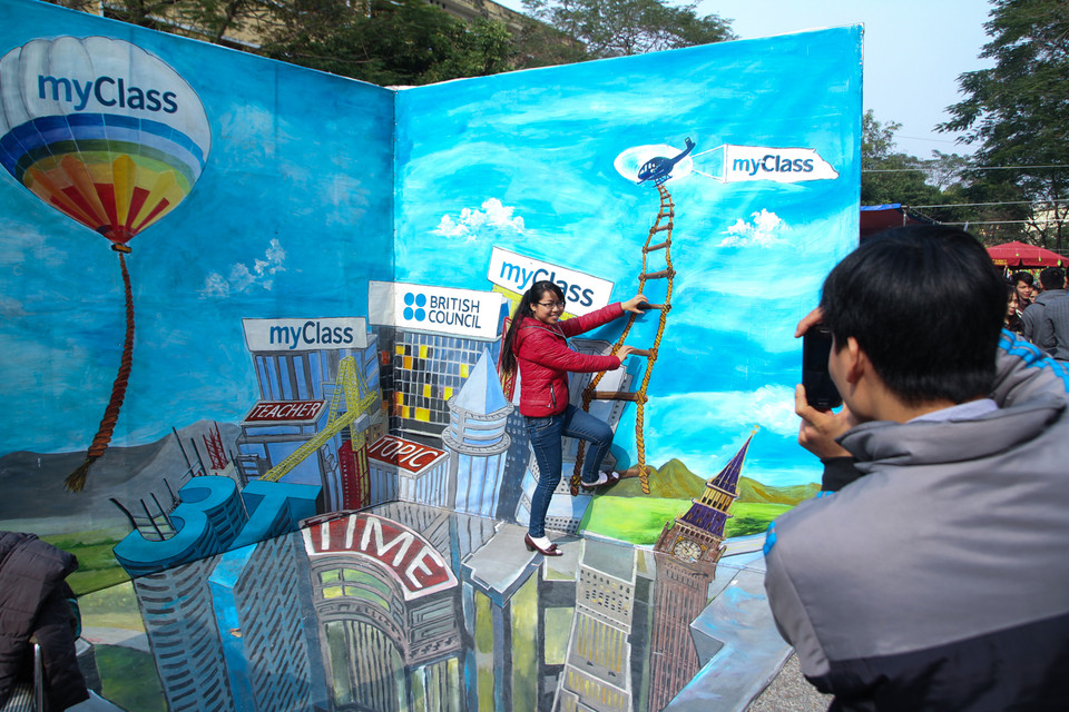 Lấy nguồn cảm hứng từ không gian văn hóa lễ hội trên các quần đảo nhiệt đới như Hawaii, Malvet, Fiji, chương trình tái hiện một thiên đường nhiệt đới ngập sắc xuân với những món hàng tuyệt vời. (Ảnh: Minh Sơn/Vietnam+)