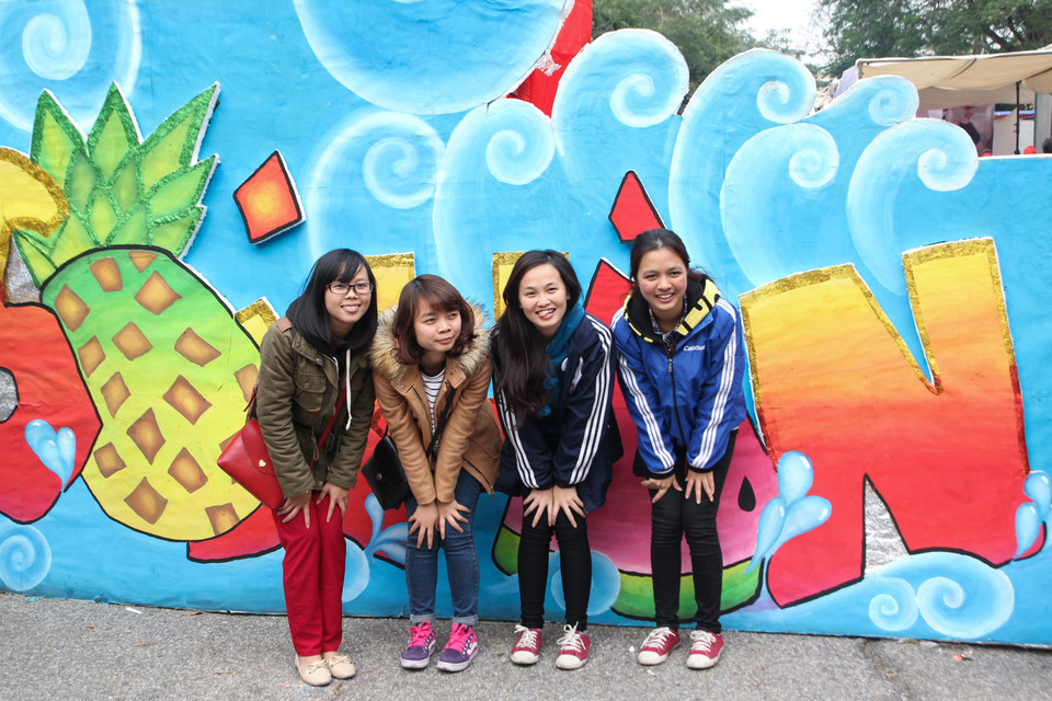 Các bạn sinh viên hào hứng chụp hình tại chương trình. (Ảnh: Minh Sơn/Vietnam+)